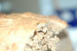 brot (weizen, roggen, salz, trockenhefe, kreuzkuemmel, pfeffer, kardamom, piment)