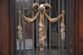 is it looking at me?