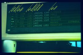 Herbst 1991/Rueckkehr Charly/Margarete/1. Charleston, SC Auslandsaufenthalt/Anzeigetafel Flughafen Wien Schwechat/Arrivals